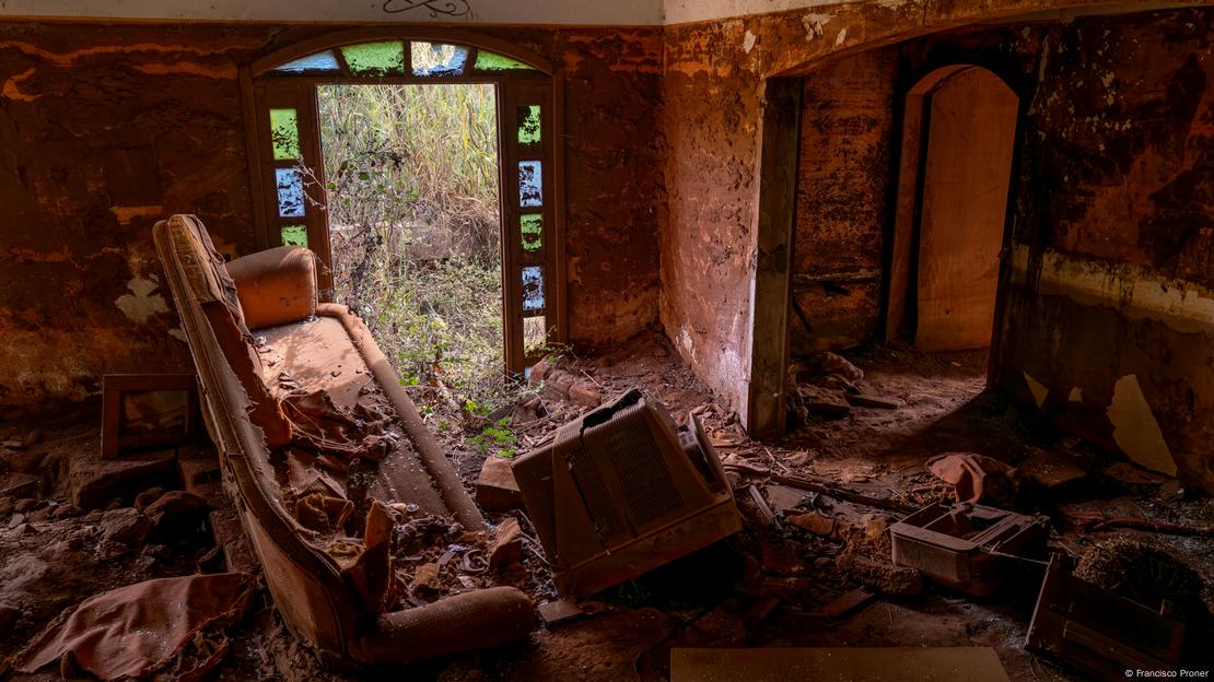 Casa inteiramente destruída pela lama no município mineiro de Barra Longa