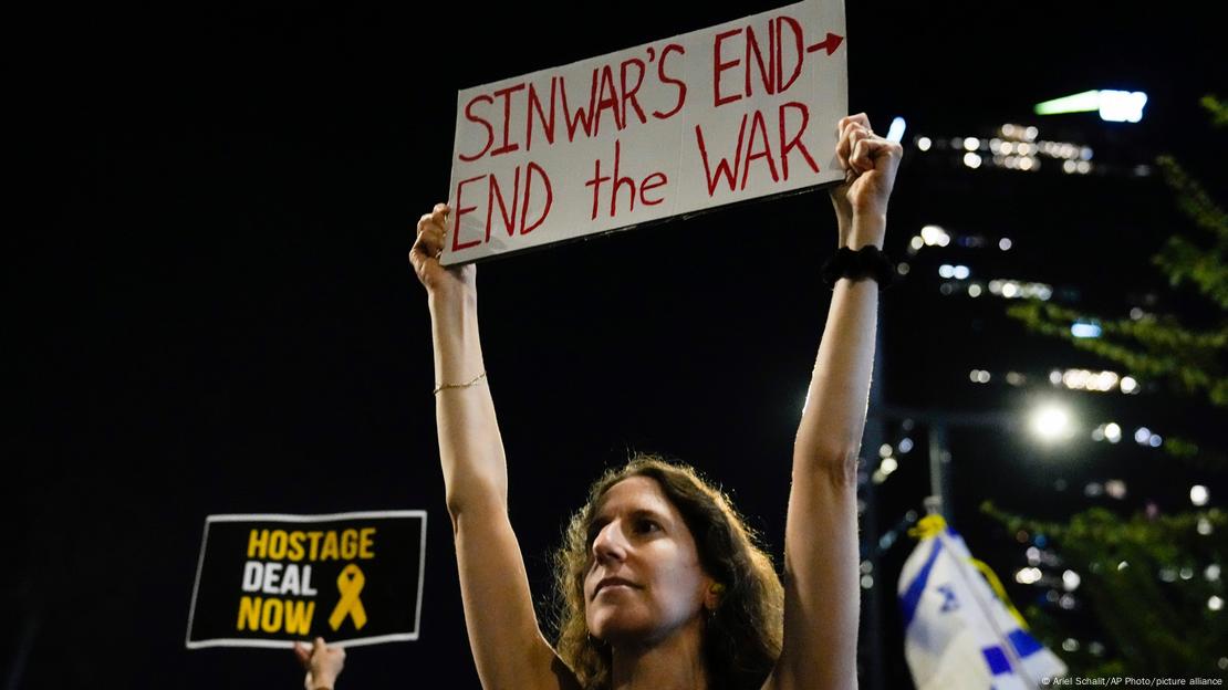 Manifestantes protestaron el jueves (17.10.2024) en Tel Aviv para exigir la liberación inmediata de todos los rehenes en poder de Hamás.