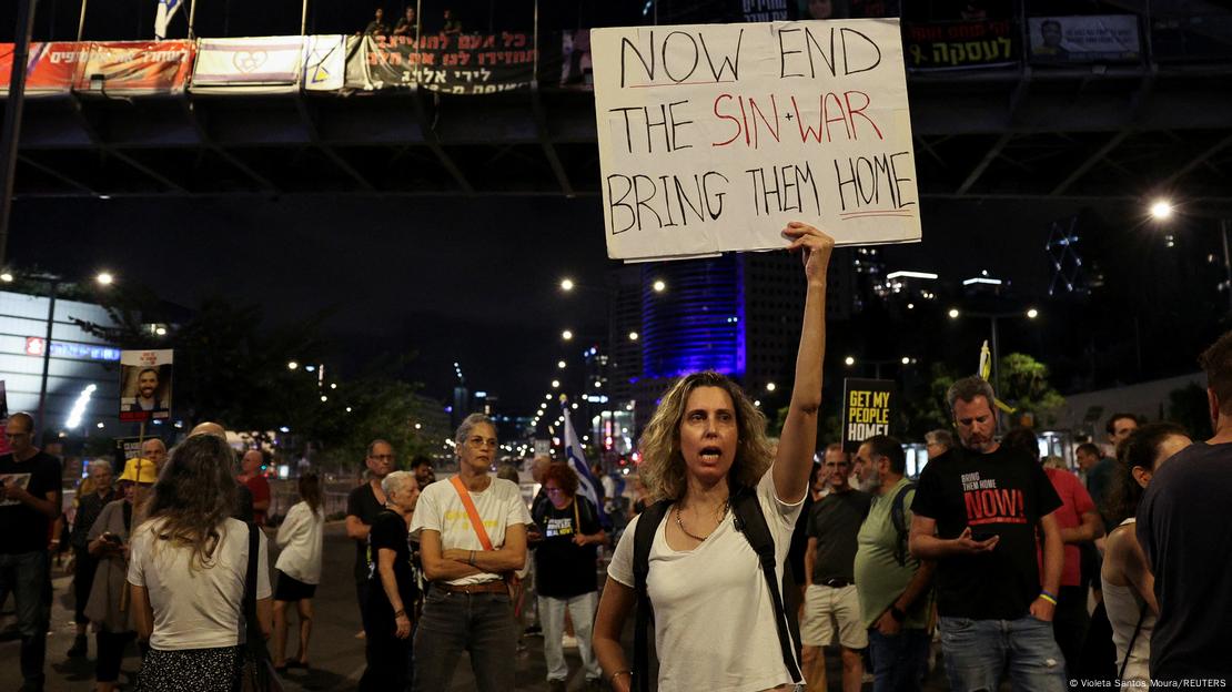 Manifestante segura cartaz em Tel Aviv