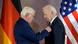 Presidente alemão Frank-Walter Steinmeier coloca medalha em Biden 