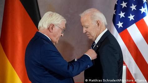 Presidente alemão Frank-Walter Steinmeier coloca medalha em Biden 