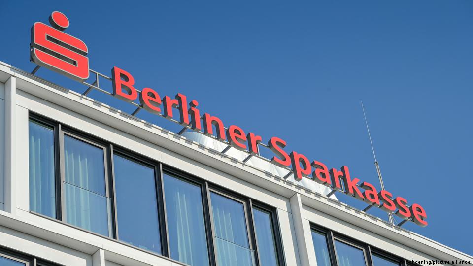 گیلزن کرشن میں لوٹا گیا بینک اسی طرز کا ’سپار کاسے‘ تھا، جیسا اس تصویر میں برلن کا ’شپار کاسے‘ یا علاقائی سیونگ بینک نظر آ رہا ہے گیلزن کرشن میں لوٹا گیا بینک اسی طرز کا ’سپار کاسے‘ تھا، جیسا اس تصویر میں برلن کا ’شپار کاسے‘ یا علاقائی سیونگ بینک نظر آ رہا ہے