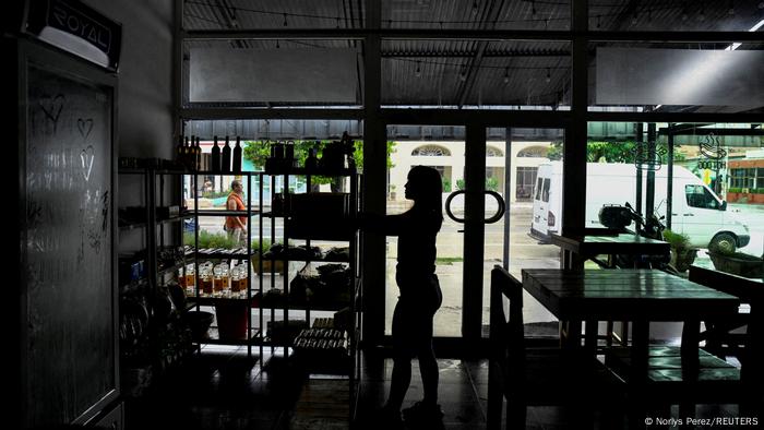 Falha em usina elétrica deixa 10 milhões sem luz em Cuba