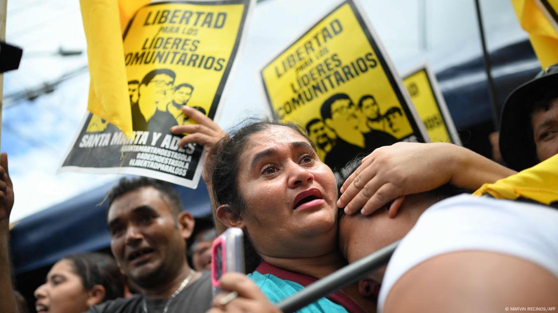 Foto de personas que celebran la liberación de los ambientalistas en El Salvador