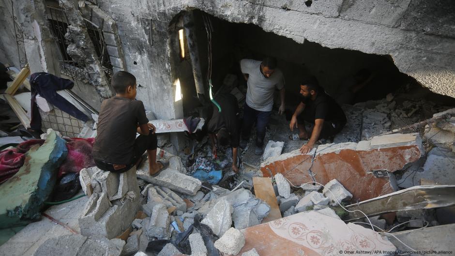 مصادر فلسطينية: مقتل وجرح العشرات بغارة إسرائيلية في شمال غزة