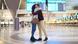 Mann und Frau umarmen sich in einem Flughafen Mann und Frau umarmen sich in einem Flughafen