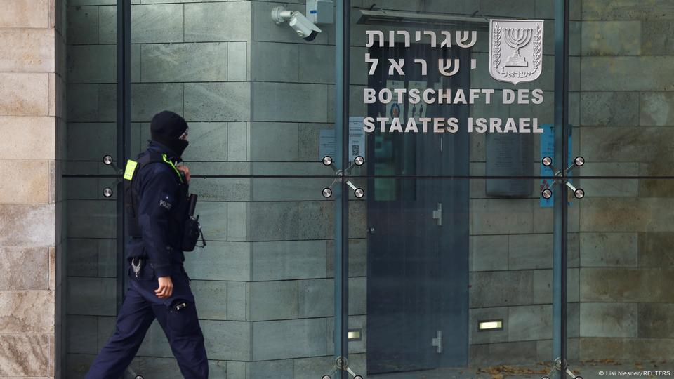 Un miembro de la Policía vigila la entrada de la embajada de Israel en Berlín. Un miembro de la Policía vigila la entrada de la embajada de Israel en Berlín.