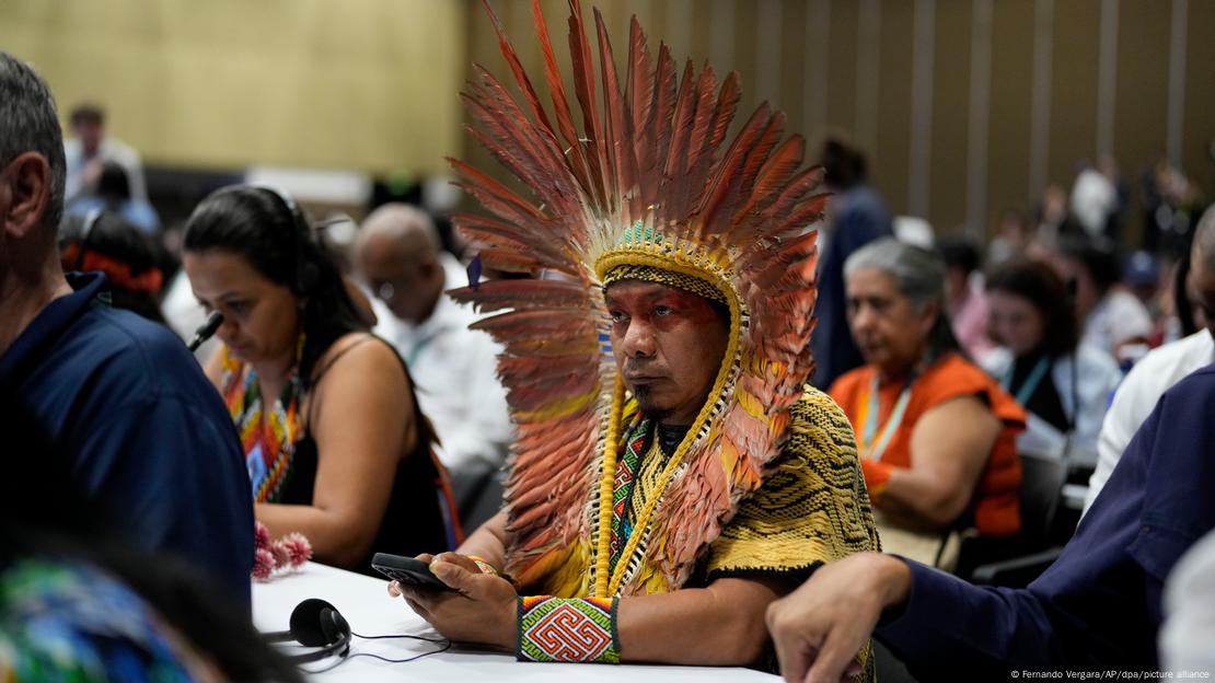 Indígena brasileiro acompanha cerimônia de abertura da COP16 da Biodiversidade, em Cali, na Colômbia