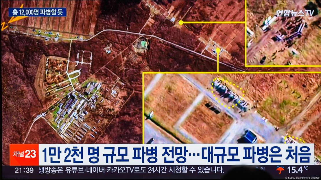 Ein Satellitenbild, das aus drei Einzelbildern montiert wurde, ist mit koreanischer Schrift unterlegt