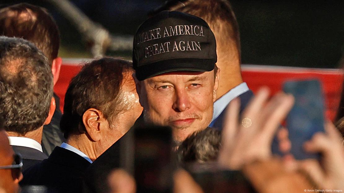 Elon Musk con gorra de campaña a favor de Trump.