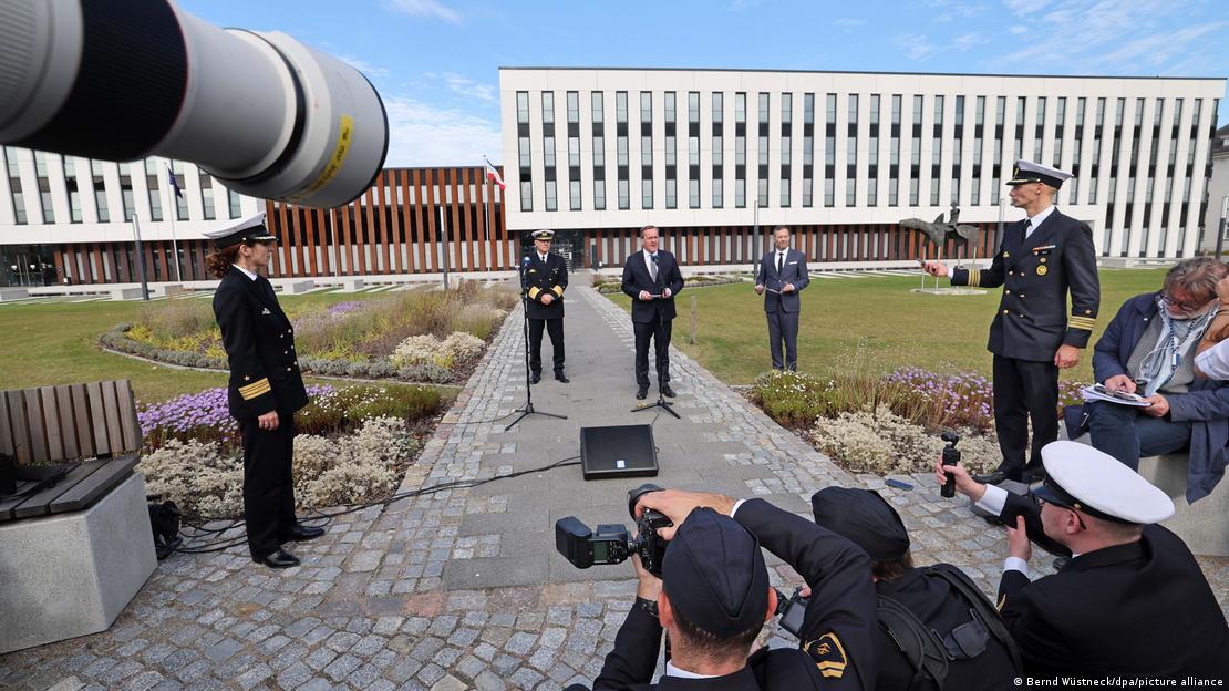 O ministro alemão da Defesa, Boris Pistorius, discursa em frente ao quartel-general do CTF Baltic em Rostock