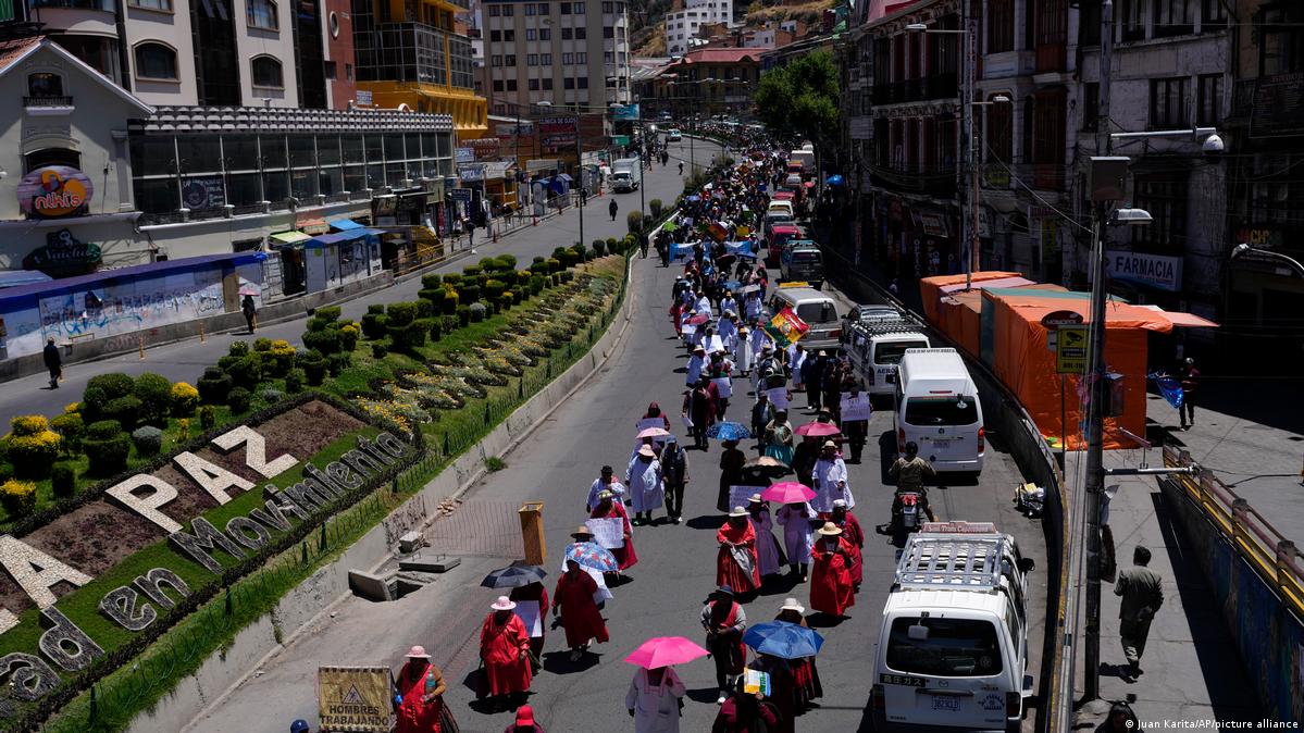 Protestas en el centro de Bolivia contra bloqueos de vías