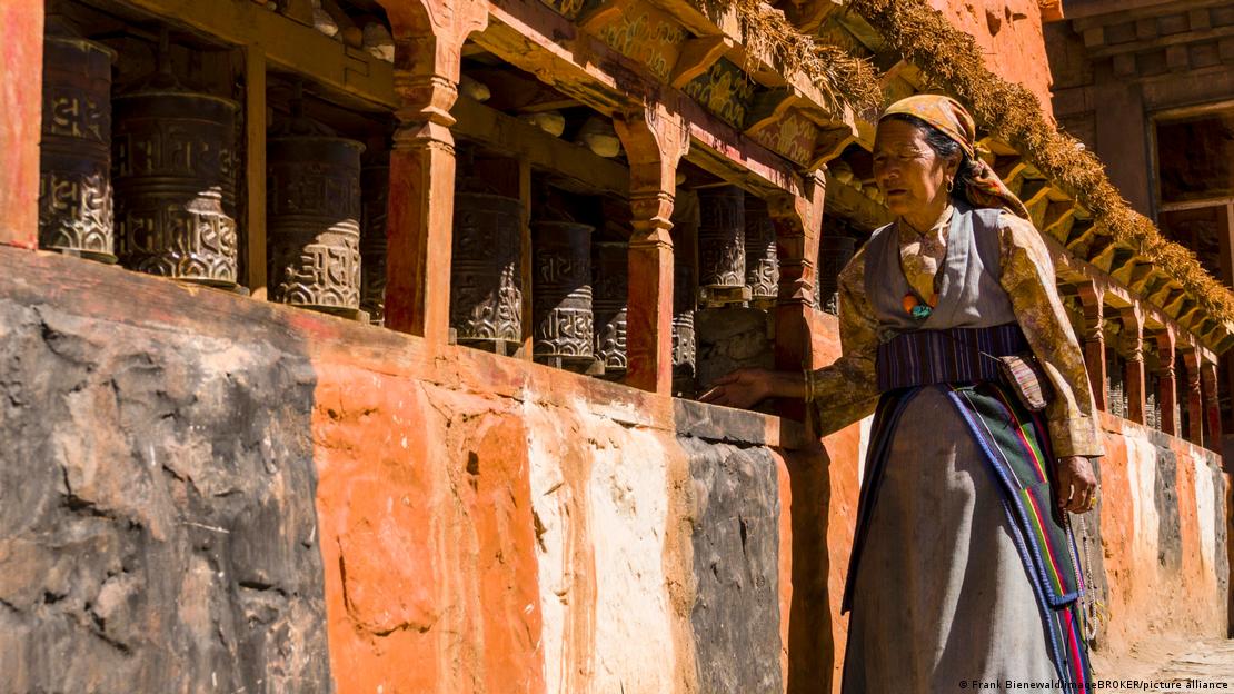Una mujer en Kagbeni, en la región del Mustang nepalés, zona donde un estudio analizó la adaptación fisiológica de mujeres tibetanas a la vida en alta altitud. Una mujer en Kagbeni, en la región del Mustang nepalés, zona donde un estudio analizó la adaptación fisiológica de mujeres tibetanas a la vida en alta altitud.