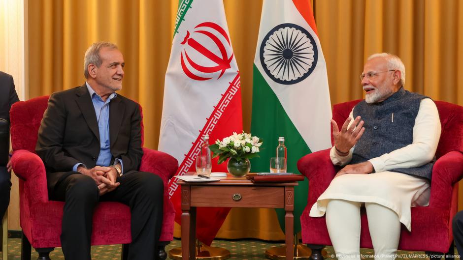 Predsednik Irana Masud Pezeškijan i premijer Indije Narendra Modi na samitu BRIKS-a u Kazanju