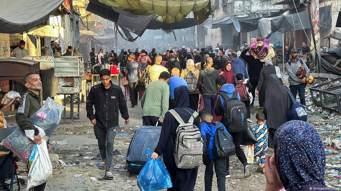 Pessoas caminham em rua do campo de refugiados de Beit Lahiya, no norte da Faixa de Gaza