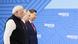 A imagem mostra, lado a lado, de perfil, o primeiro-ministro da Índia, Narendra Modi, o presidente russo, Vladimir Putin, e o presidente chinês, Xi Jinping. A imagem mostra, lado a lado, de perfil, o primeiro-ministro da Índia, Narendra Modi, o presidente russo, Vladimir Putin, e o presidente chinês, Xi Jinping.