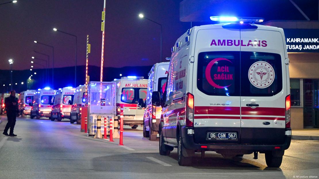 TUSAŞ saldırısı sonrasında yerleşke önünde ambulanslar.