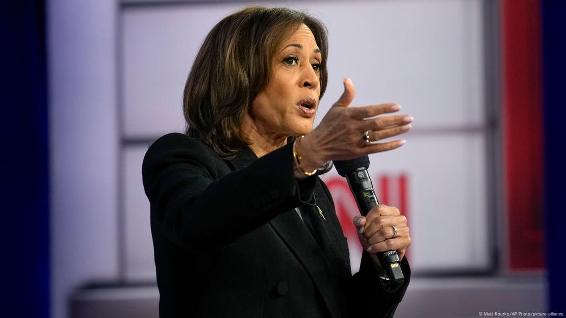 Kamala Harris mban një fjalim me mikrofon në dorë