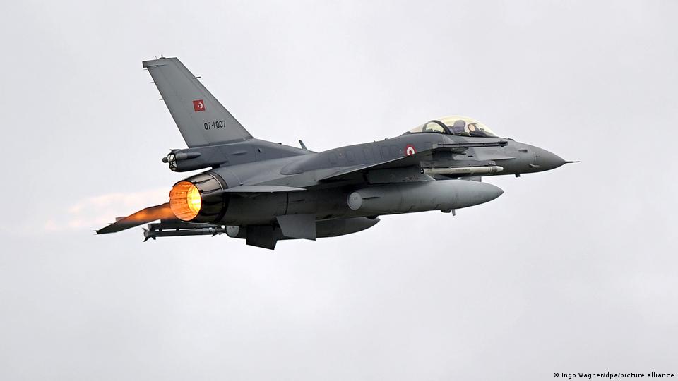 Türk Hava Kuvvetleri'ne ait F-16 tipi savaş uçağı havada