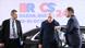 El presidente turco, Recep Tayyip Erdogan, llega a la cumbre de los BRICS en Kazán, Rusia, el 24 de octubre de 2024. El personal de seguridad abre la puerta de su vehículo oficial mientras al fondo se puede ver el logo de la cumbre.