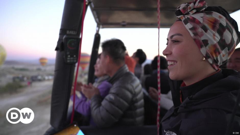 Turkish female hot air balloon pilot is pioneer of the skies – DW – 11/04/2024