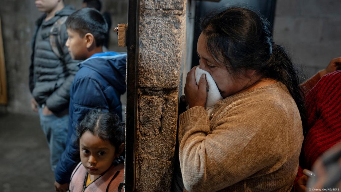 Una mujer y varios niños migrantes guatemaltecos en México.