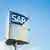 Das SAP-Logo auf einem Schild vor blauem Himmel