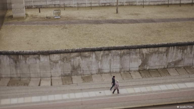 PUTTING BACK THE WALL Berlin 洋書 PUTTING BACK THE WALL Berlin 洋書 PUTTING BACK THE WALL