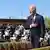 El presidente estadounidense Joe Biden abandona el escenario tras pronunciar un discurso en la escuela Gila River Crossing de la comunidad india Gila River, en Laveen Village, cerca de Phoenix, Arizona.