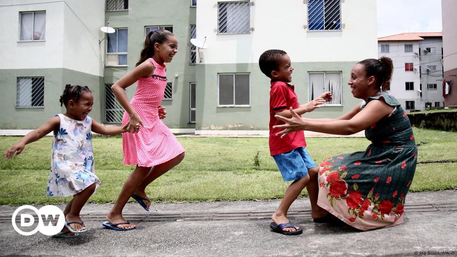 Como países podem reduzir a sobrecarga das mulheres no cuidado