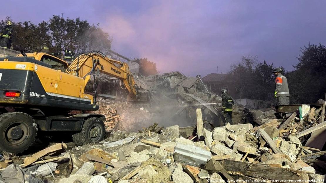 Bombeiros vasculham escombros de prédio após ataque aéreo russo