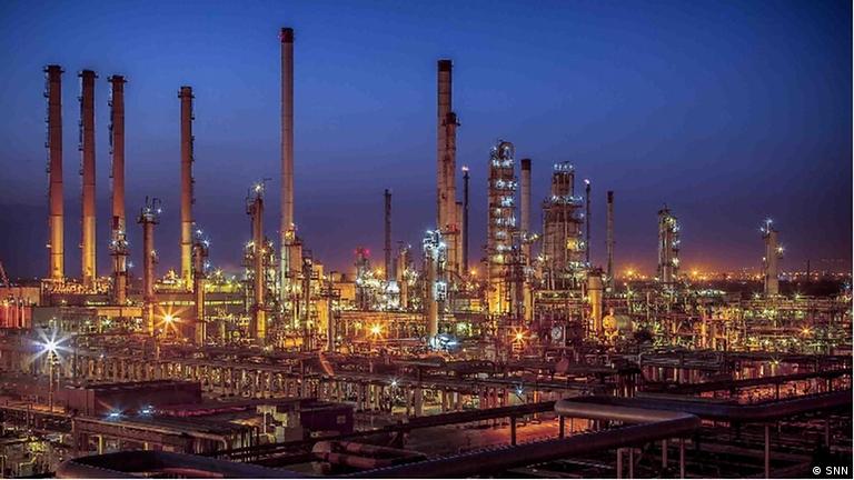 یک پالایشگاه در ایران