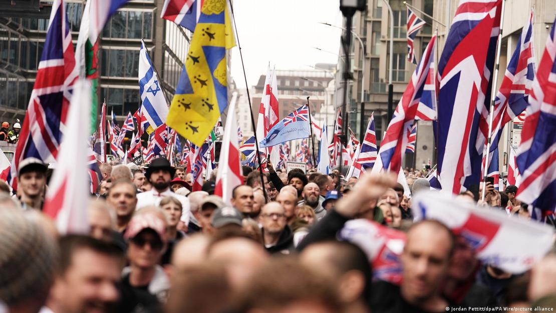 Menschen mit britischen und weiteren Fahnen