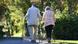 Dos personas caminando.