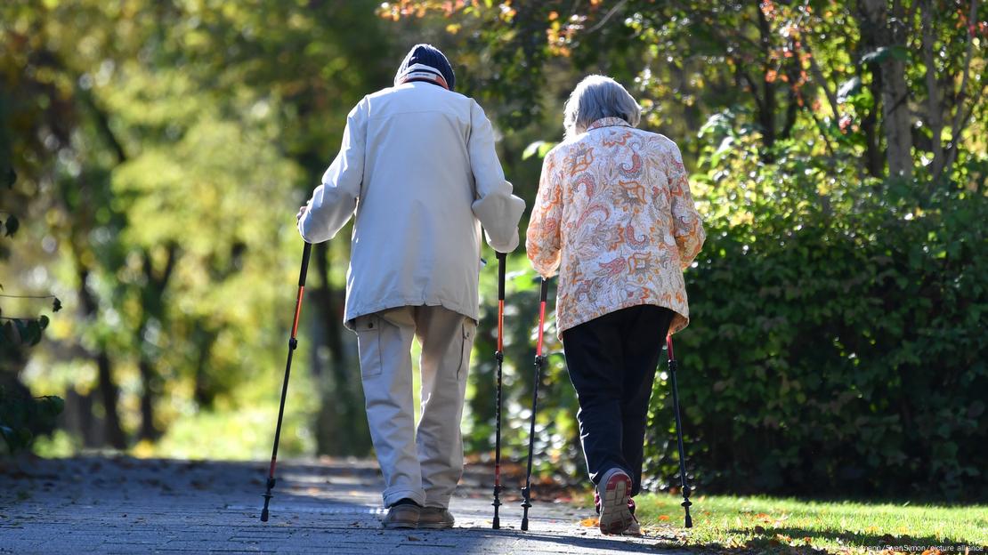 Dos personas caminando. Dos personas caminando.