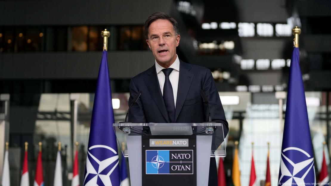 Sekretari i Përgjithshëm i NATO-s Mark Rutte duke folur në podium