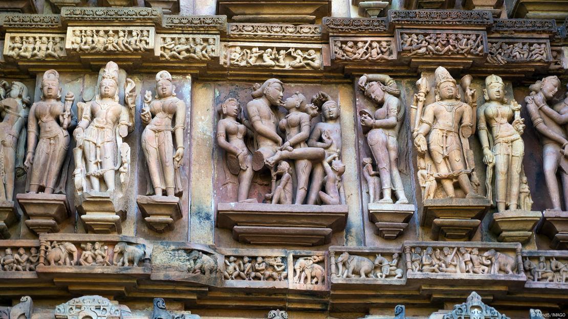 Сцены из "Камасутры" изображены на храме в Кхаджурахо
