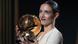La futbolista Aitana Bonmati sostiene el premio Ballon d'or. La futbolista Aitana Bonmati sostiene el premio Ballon d'or.