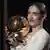 La futbolista Aitana Bonmati sostiene el premio Ballon d'or. 