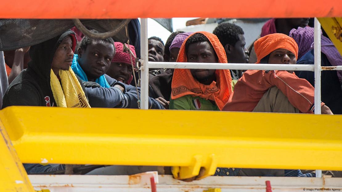 Emigrantes en embarcación. Emigrantes en embarcación.