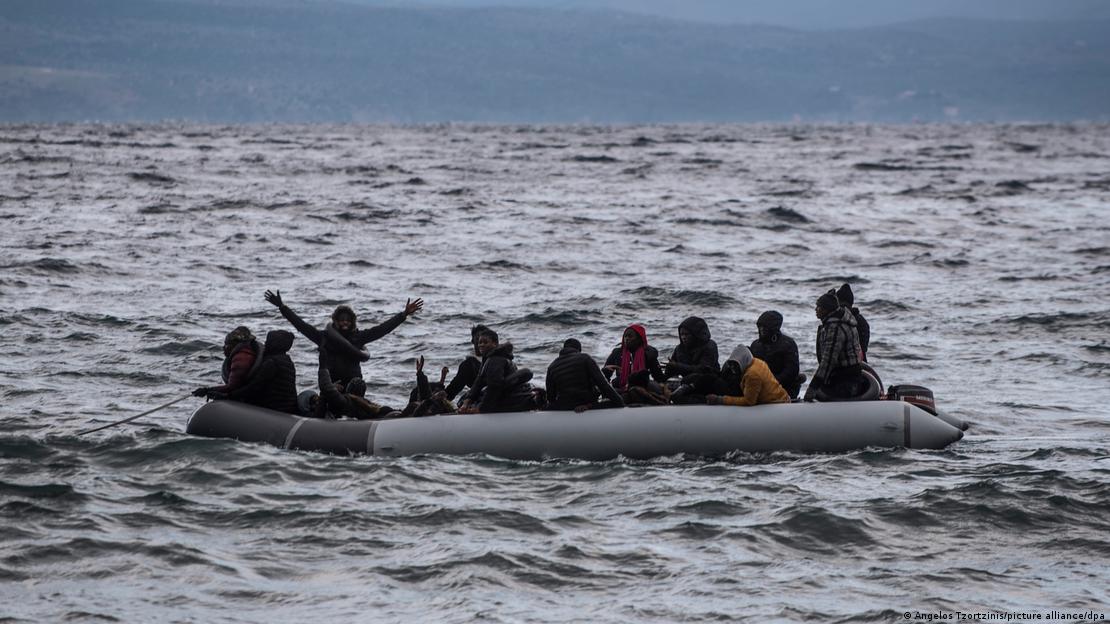 Πρόσφυγες σε βάρκα στα ανοιχτά της Λέσβου