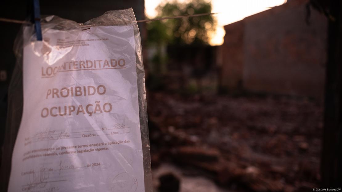 Cartaz informando sobre bairro interditado