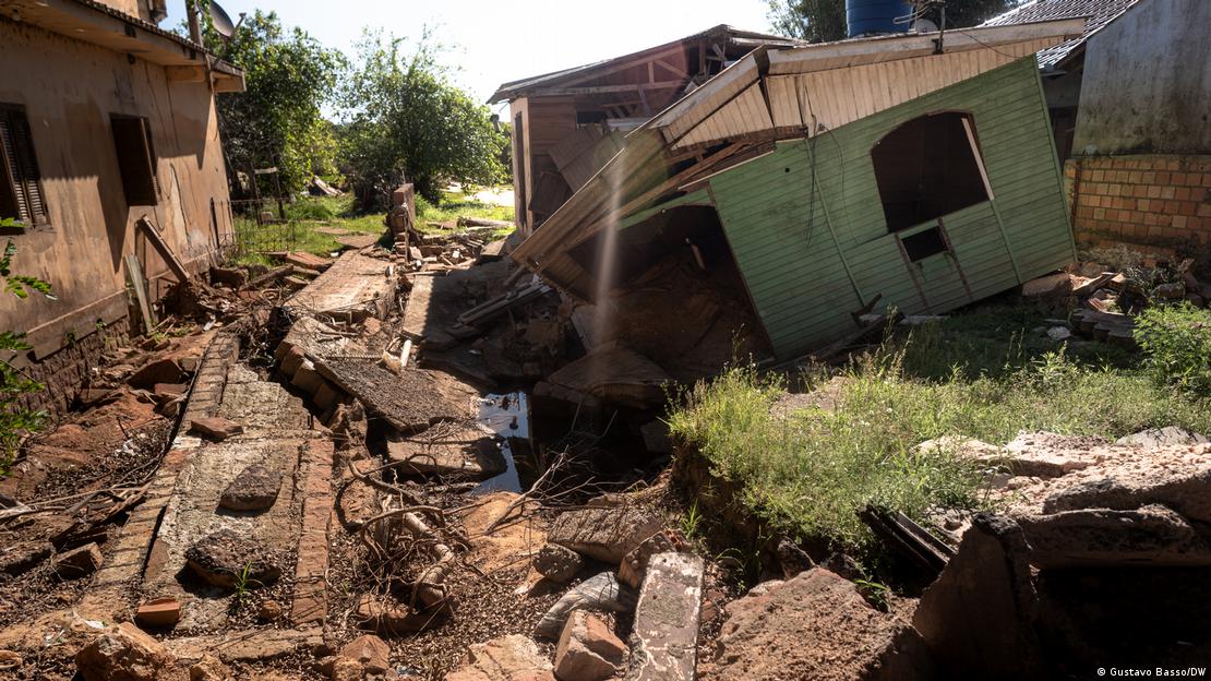 Casa destruída por enchente