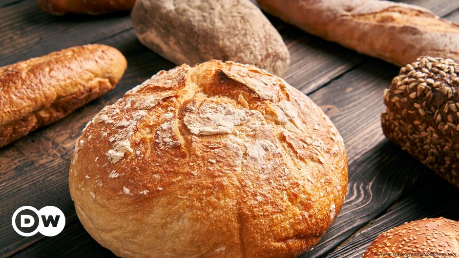 Germany: Thief steals bakery van with delivery man on board