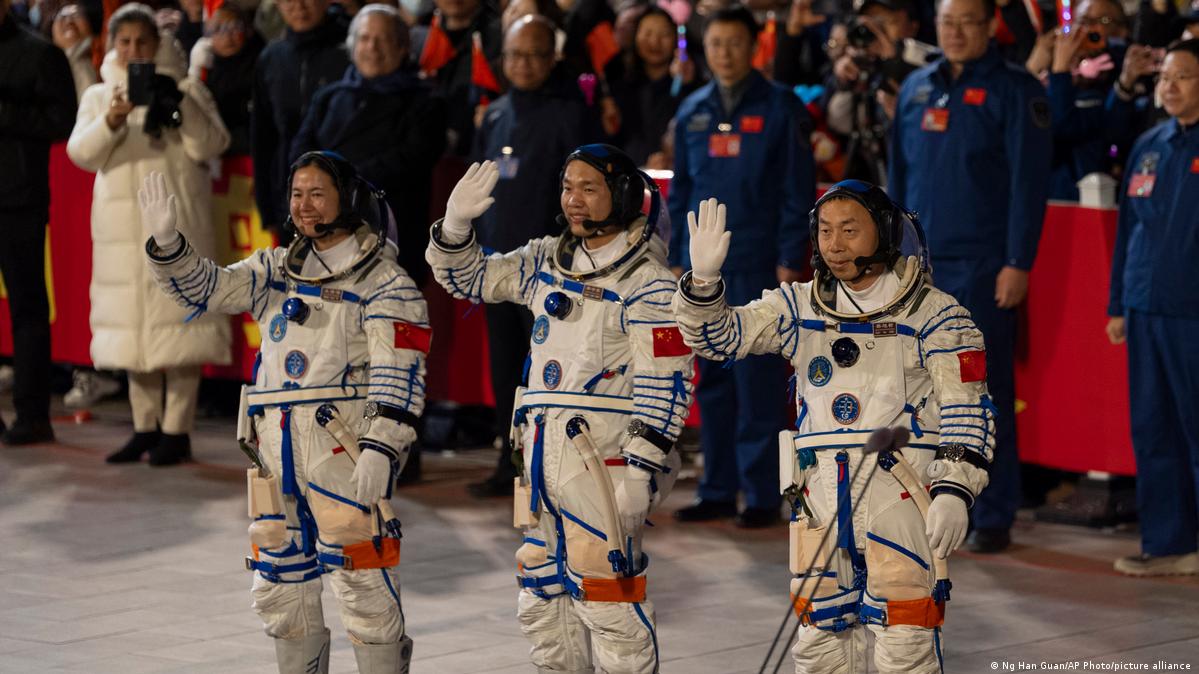 Spacelift Engineer Chinese space mission blasts off to test lunar bricks