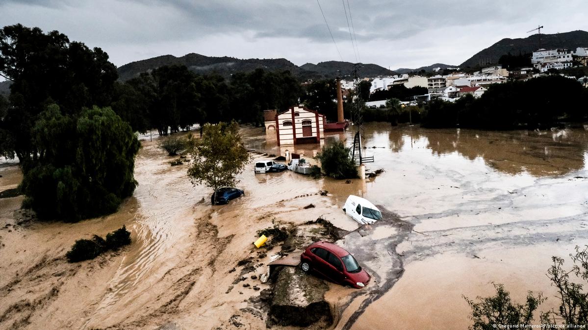 Casas y calles están cubiertas por agua mezclada con el fango marrón. El agua arrastra los coches, que se pueden ver en el primer plano de la imagen, medio enterrados en el barro.