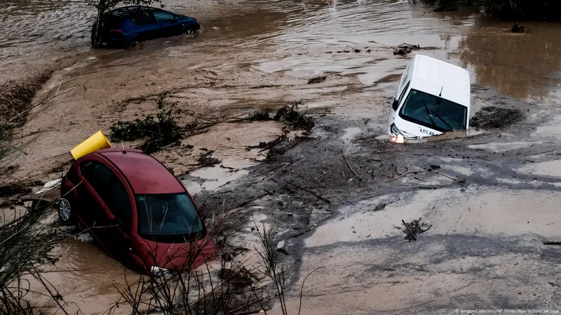 Spain: Rescuers seek survivors, bodies, after floods – DW – 10/31/2024