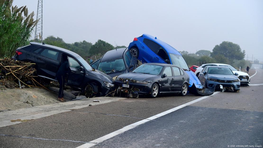 Carros empilhados em estrada após enchente