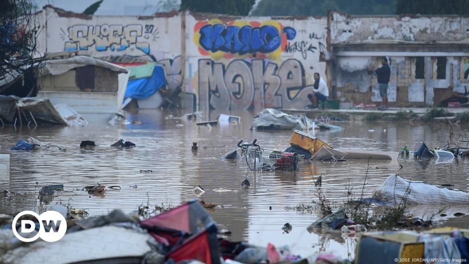 Spain evacuates thousands after new flood warning – DW – 11/13/2024