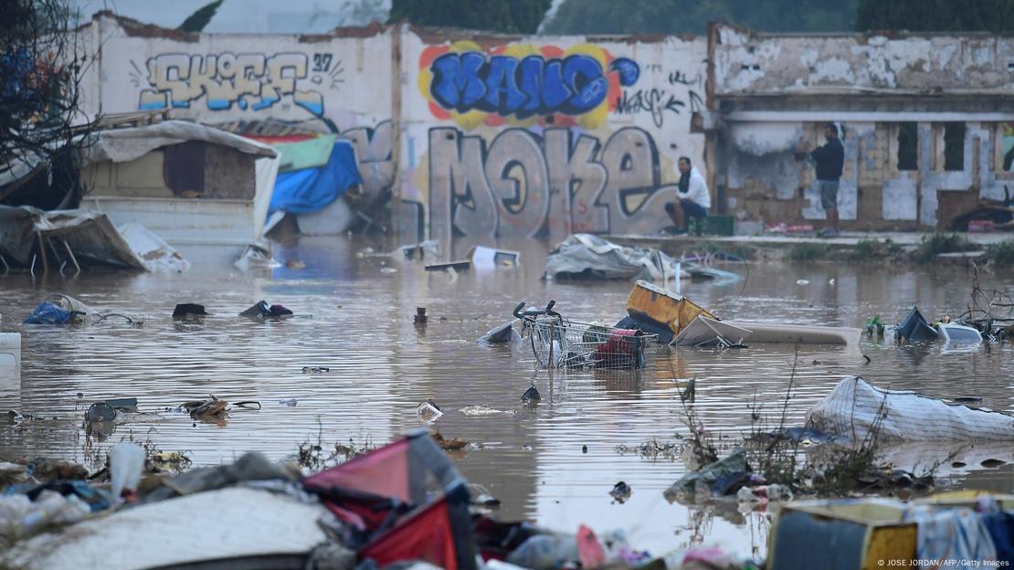 Rua alagada e cheia de destroços em região próxima a Valência